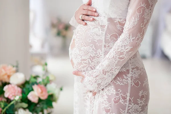 Mujer embarazada vientre, ropa interior hermosa y camisón — Foto de Stock