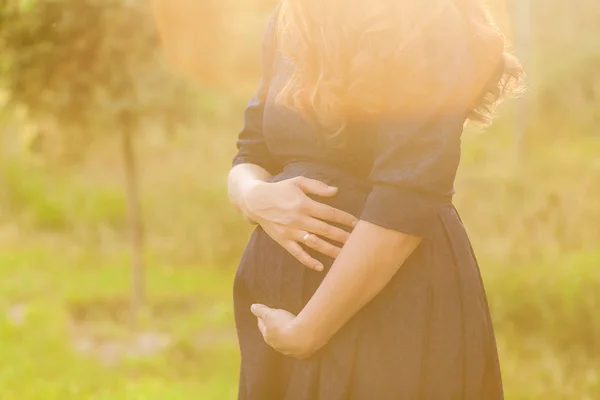 Donna incinta in abito nero — Foto Stock