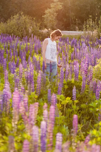 Bella ragazza in un campo di fiori cosmo al tramonto. concetto di libertà.Colore vintage — Foto Stock