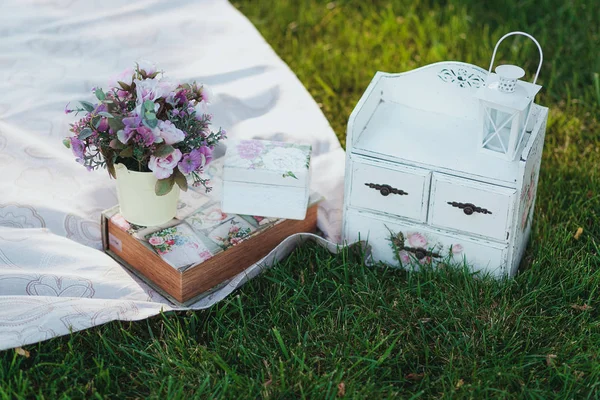 Bir demet çiçek. Bir çim üzerinde piknik