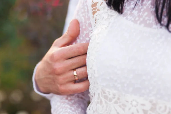Manos recién casados con anillos de boda de cerca — Foto de Stock