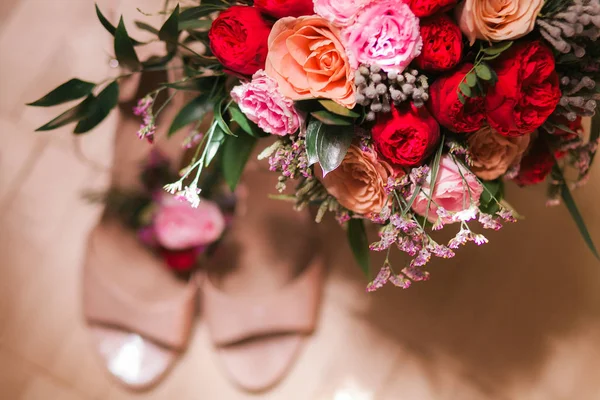 Svatební kytice kytička s Svatební obuv — Stock fotografie