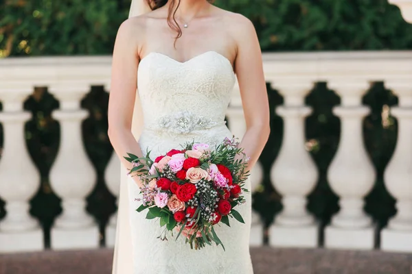 Sposa tenuta grande bouquet da sposa sulla cerimonia nuziale — Foto Stock