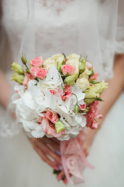 Nevěsta drží velkou svatební kytici na svatební obřad — Stock fotografie