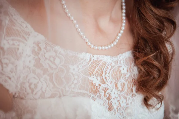 Guipure hermoso sobre el vestido de la novia. Collar de perlas — Foto de Stock