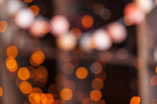A karácsonyi fények bokeh háttér absztrakt. Sárga és narancssárga világos tónusú kép — Stock Fotó