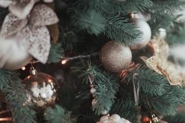 Gümüş ve altın Noel oyuncaklar grup tartmak yeşil dallar Noel ağacı portre üzerinde.