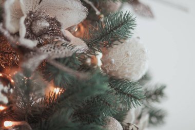 Noel ağacı çiçek yaptı ve topu örgü el ile dekore edilmiş kapatmak