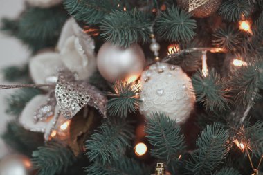 Noel ağacı çiçek yaptı ve topu örgü el ile dekore edilmiş kapatmak. Toys Gümüş renklerde