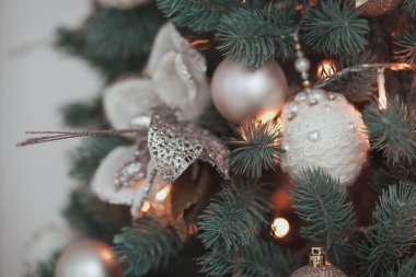 Noel ağacı çiçek yaptı ve topu örgü el ile dekore edilmiş kapatmak