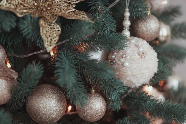 Köknar garland ile asılı altın çiçek Noel ağaç süsleme, beyaz örme topu