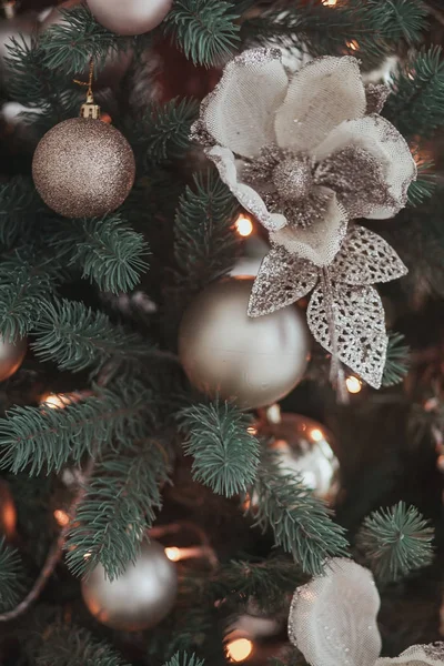 Gümüş ve altın Noel oyuncaklar grup tartmak yeşil dallar Noel ağacı portre üzerinde.