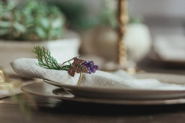 Decorazione della tavola della cena di Natale Apparecchiatura di piatto vuoto e tovagliolo rustico di sacco con anello decorativo sotto forma di uva — Foto Stock