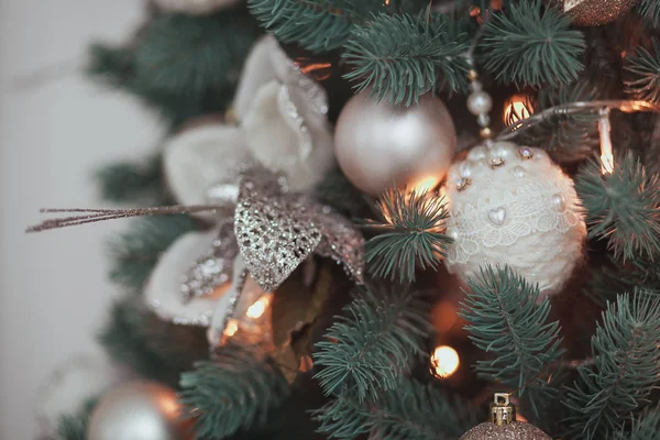 Noel ağacı çiçek yaptı ve topu örgü el ile dekore edilmiş kapatmak