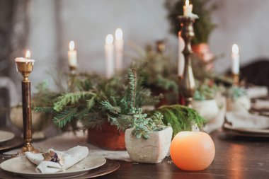 Noel aile yemek masası kavramı. Mumlar, vintage yemekleri, çam dalları açık kopya alanı duvar ile