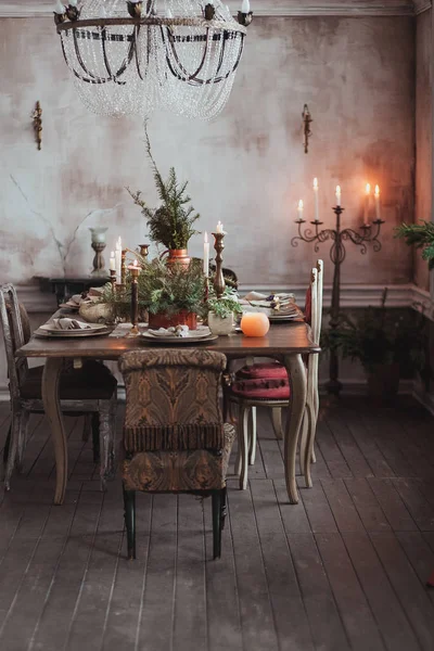 Świąteczne nakrycie stołu. Krzesła, gałęzie drzewa sosnowe, świece. Obszarów wiejskich lub rustykalnym stylu — Zdjęcie stockowe