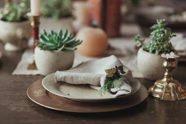 Tavolo rustico in legno con succulente pentola in cemento, candele, tovagliolo di sacco. Piastre a fuoco — Foto Stock