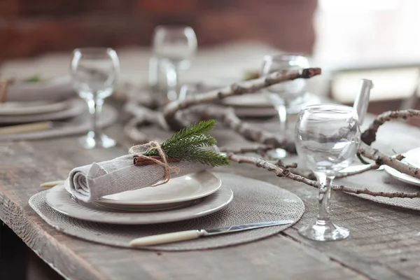 Mesa de madera rústica de Navidad con platería vintage, velas y ramitas de abeto. Celebración de Año Nuevo, cena de Navidad servida en el interior del loft — Foto de Stock