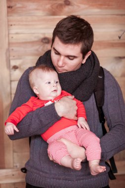 Genç Baba holding oğul ahşap arka plan