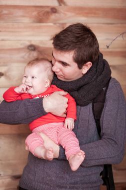 Genç Baba holding oğul ahşap arka plan