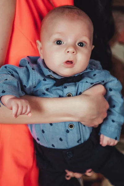 Retrato do bebê recém-nascido nas mãos das mães. Vestindo camisa azul, laço e calças. Estilo de vida close up foto — Fotografia de Stock