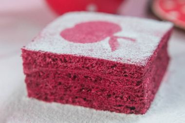 Meyve nosugar pastila, elma Yapıştır hatmi katmanlı pasta serpin şeker tozu, geleneksel Rus pasta, tablo arka plan üzerinde izole olarak