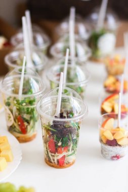 Mini Tatlılar ve microgreen salata kanepeler sebze aperatifler plastik bardak canaps. Catering düzenlenmiş tablo