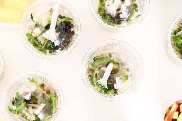 흰색 테이블 배경-상단 보기에에 microgreen 샐러드의 플라스틱 컵 — 스톡 사진