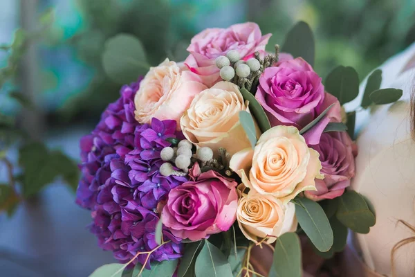 Svatební květiny, kytice, fialové hortenzie, eukalypty a růže — Stock fotografie