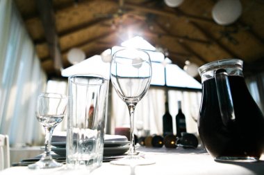 Düğün masa dekor ile hizmet mumlar, şarap gözlük, kağıt fenerler, şarap şişeleri, su ortamda akşam yemeği için Restoran, Masa