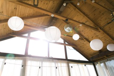 Çadır ampul garland ile dekore edilmiştir. Düğün Kur beyaz kağıt fenerler ahşap çatı dekorasyonu altında Bina içinde.