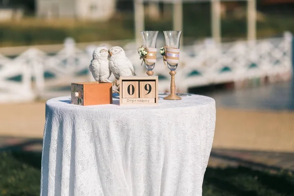 9 settembre sul calendario dei cubi di legno, tavola decorata da matrimonio con gufi coppia, occhiali decorati in stile vintage — Foto Stock