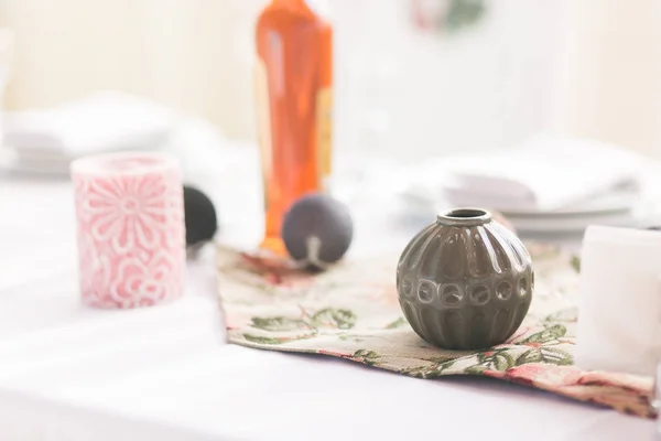 Home interior table scene, vista frontale, con elementi decorativi, vaso rotondo, palle ghirlanda, candele e copia vuota, spazio logo su sfondo bianco . — Foto Stock