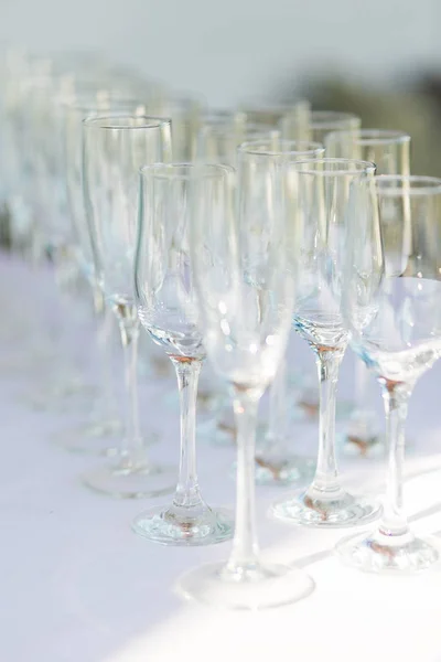白色桌布上的一排空香槟杯. — 图库照片