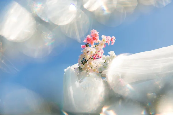Esquina de arco de la boda con flores de sakura en desenfoque bokeh blanco brillante. Vista de primer plano — Foto de Stock