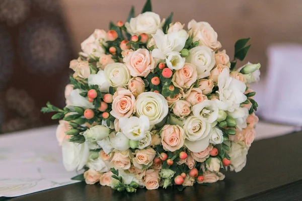 Svatební kytice malé bílé a pastelově růžové růže a jahody. — Stock fotografie