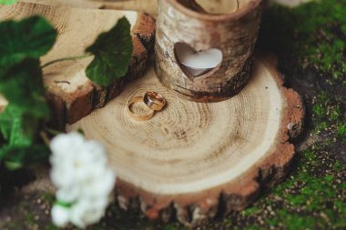 Alyans güdük bir yeşil çim üzerinde