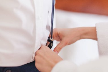 Adam kemer düzeltir, damat ücretleri, adamın elleri, soyunma, adam düğmeleri pantolon.