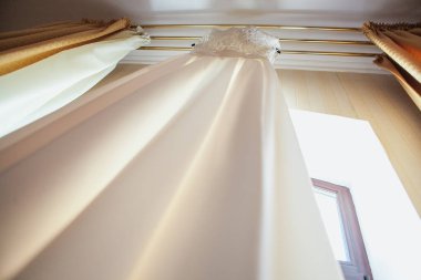 pencere yanında tarafından asılı gelinlik