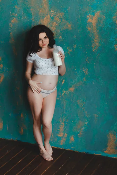 Mulher grávida segurando garrafa de leite. Nutrir o feto e seu corpo para se manter saudável e sempre . — Fotografia de Stock