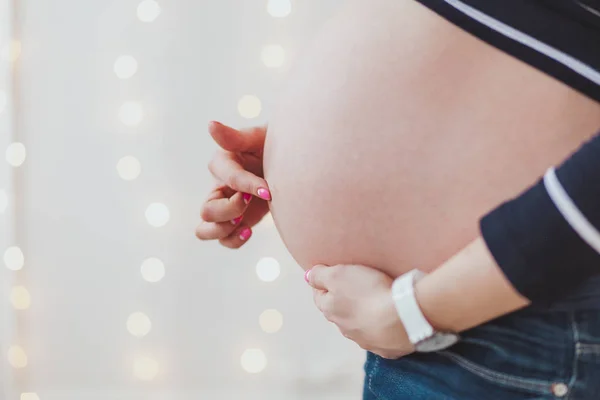 Las mujeres embarazadas tocan el dedo señalando su vientre — Foto de Stock