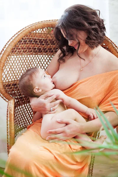 Mother breast feeding newborn baby. Child is looking at mum. — Stock Photo, Image