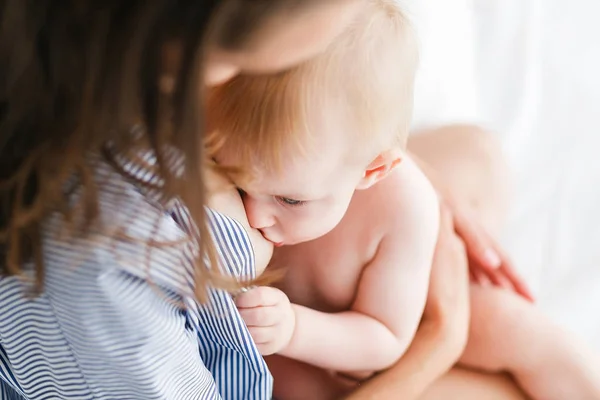 Mãe amamentando seu bebê recém-nascido. Imagem de close-up — Fotografia de Stock