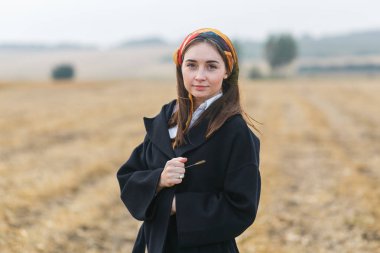 Siyah palto giyiyor bu alanın güzel esmer kız