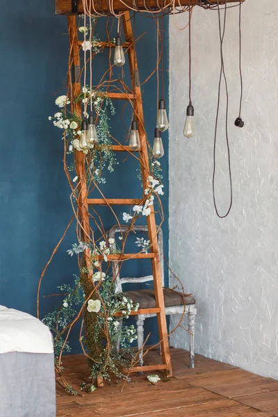 Dekorativa antika edison stil glödlampor mot trä stege bakgrund. lampor på bakgrund av blå vägg — Stockfoto
