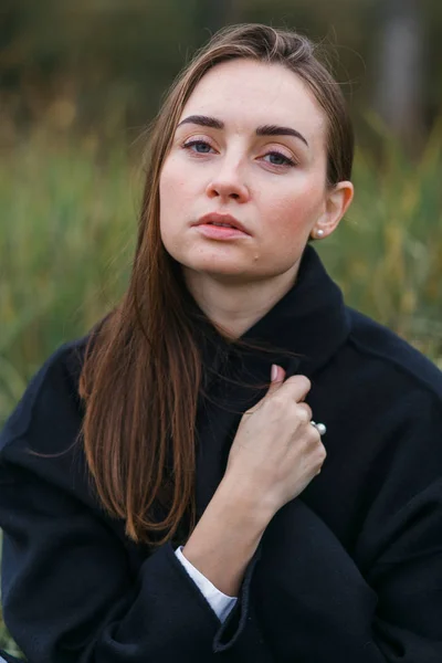 Portrait de joyeux beau jeune femme caucasienne portrait dans la forêt. Gros plan plan vertical — Photo