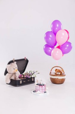 Doğum günü pastası, balonlar ile oyuncak ayılar. Doğum günü tebrik kartı, izole kopya alanı ile. Dikey vurdu