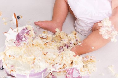 İlk doğum günü pasta şut. krem ayak üzerinde. Yakın çekim görünümü