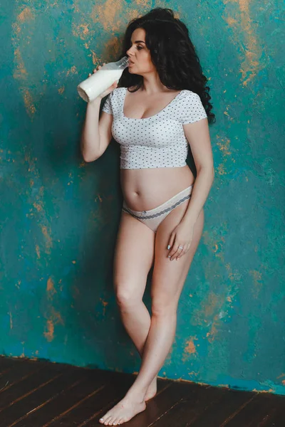 Mulher grávida bebendo leite — Fotografia de Stock