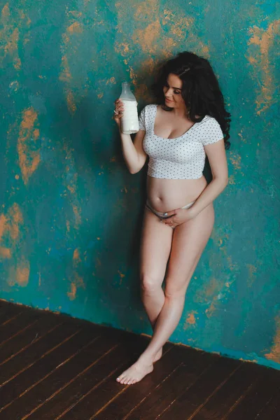 Schwangere mit Milchflasche. nähren den Fötus und ihren Körper, um gesund zu bleiben und immer. — Stockfoto